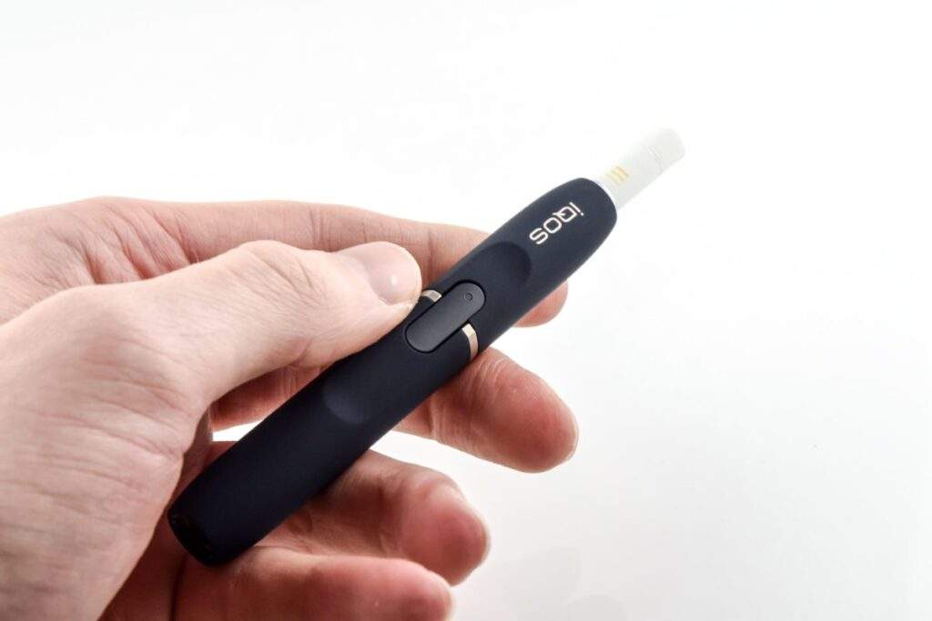 IQOS ILUMA 主機常見閃燈故障排除：解決方案